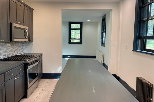 Building Photo - 12 Pine Hill Rd