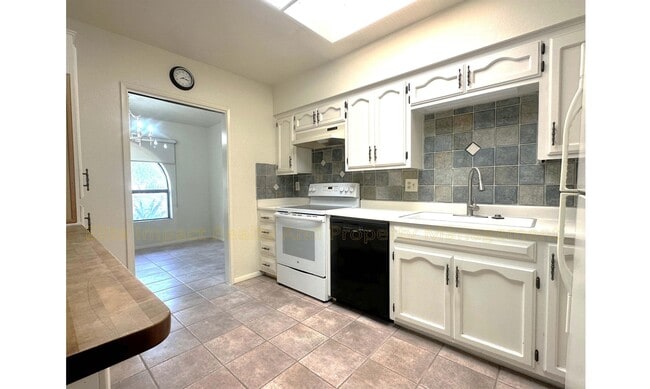 Building Photo - 5253 N Tigua Dr