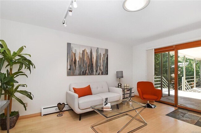 Building Photo - HIGHLY DESIRABLE West Pearl 2 Bed 1 Bath Top Floor Condo-Available August 5th!