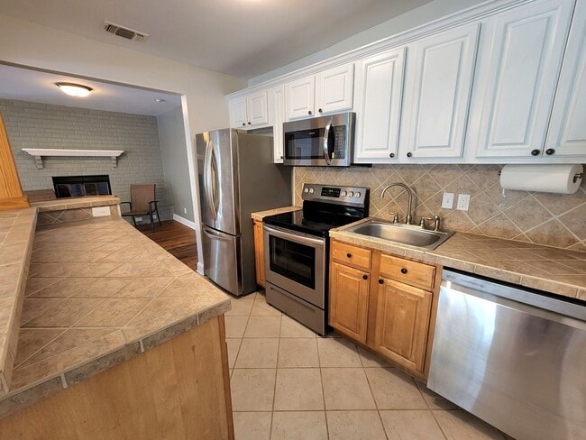 Building Photo - Completely Remodeled Navy Point 3 Bedroom, 2 Bath Cottage! Close to the Water!!