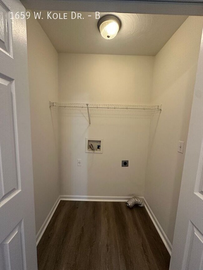 Building Photo - 1659 W Kole Dr