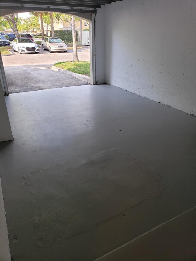 Building Photo - 700 Crestwood Ct S