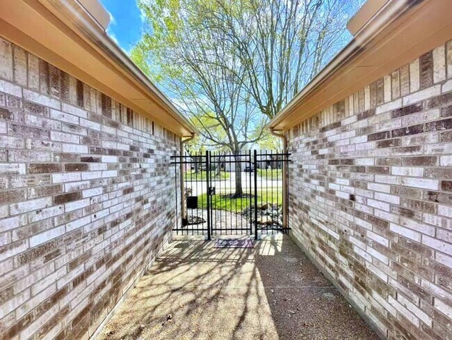 Building Photo - 2526 Lake Dale Ln