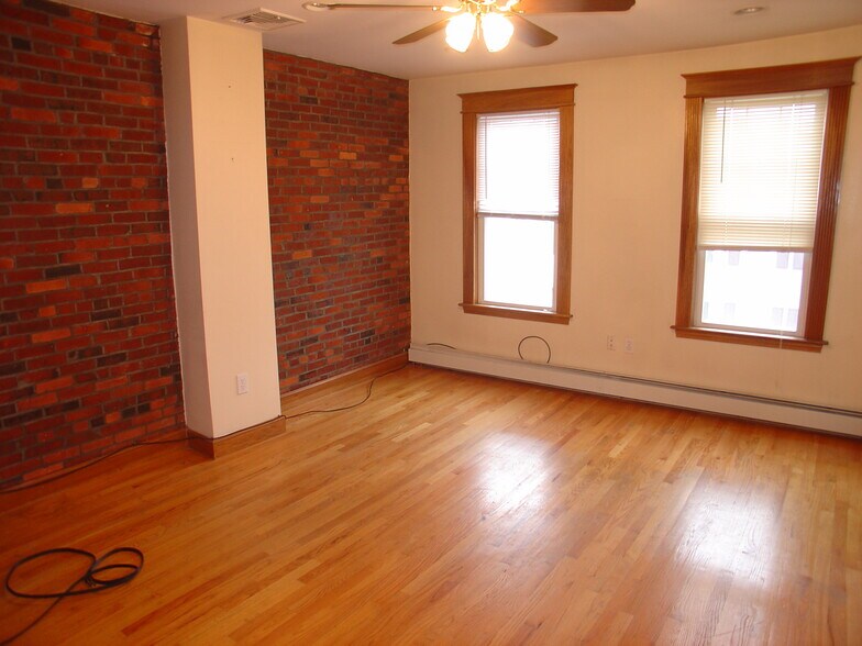 Building Photo - 527 E 3rd St