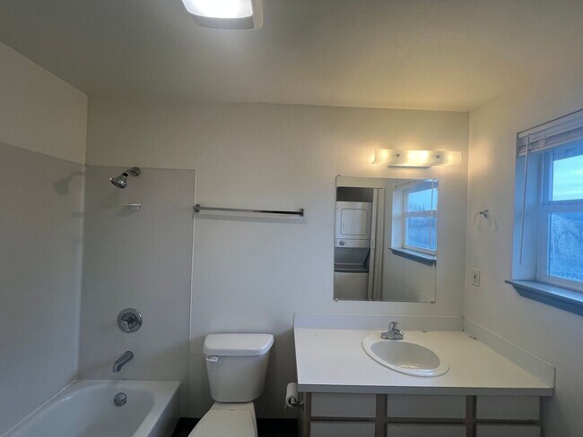 Building Photo - 2 Bed, 1 Bath 2nd Floor Unit in Lettered Streets District