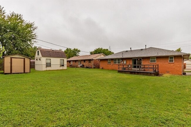 Building Photo - 2108 Henderson Dr