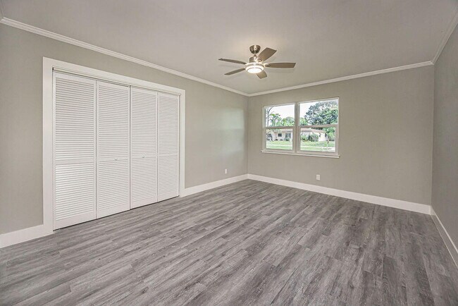 Building Photo - 300 Riomar Dr