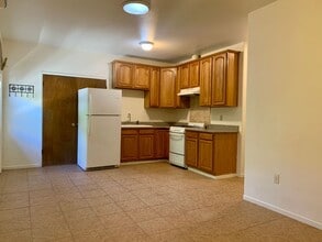 Building Photo - Back to School Special ALL Utilities Paid in Turlock