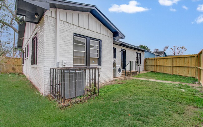 Building Photo - 3824 Topping St