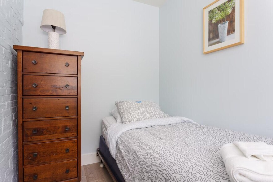 Building Photo - 5 Park Ln