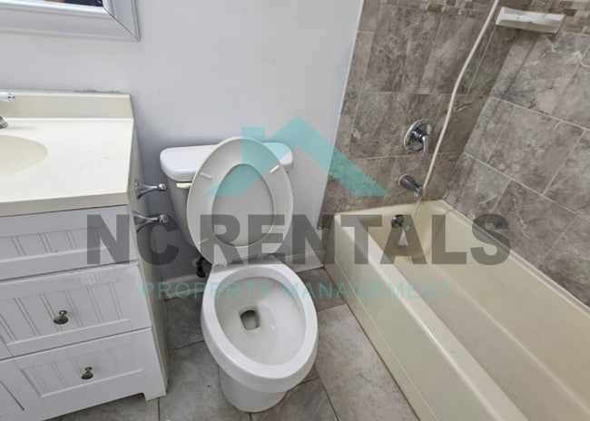 Building Photo - 1006 Panola St