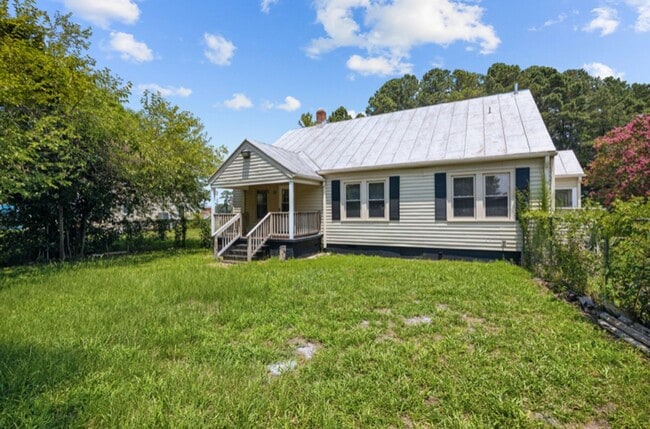Building Photo - Vintage Charm, 4 BR, Spacious, Close To Ev...