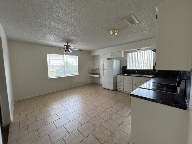Building Photo - 2408 Carnation Dr