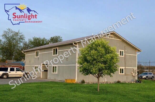 Building Photo - 2 Bed 1 Bath Upstairs Apartment