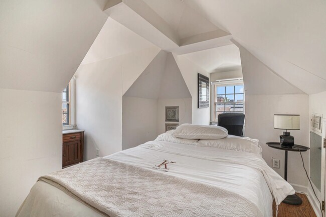 Building Photo - 342 King St