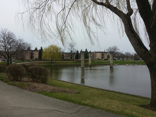 LAKE VIEWS WALKING AREA - 725 W Huntington Commons Rd