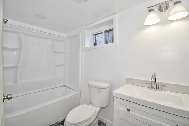 Building Photo - 582 Springfield St