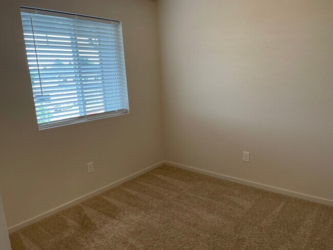 Building Photo - Charming 3 Bedroom Townhome w/FULLY FENCED...