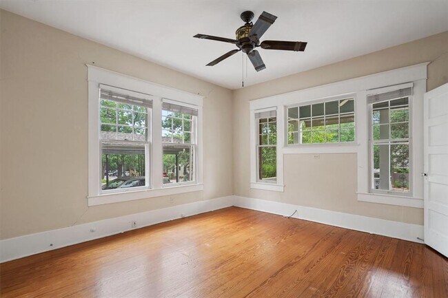 Building Photo - Exclusive New 4 Bed Remodeled with huge ba...