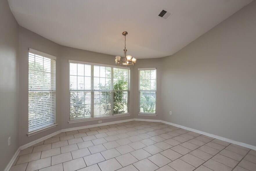 Building Photo - 810 Lakemont Dr