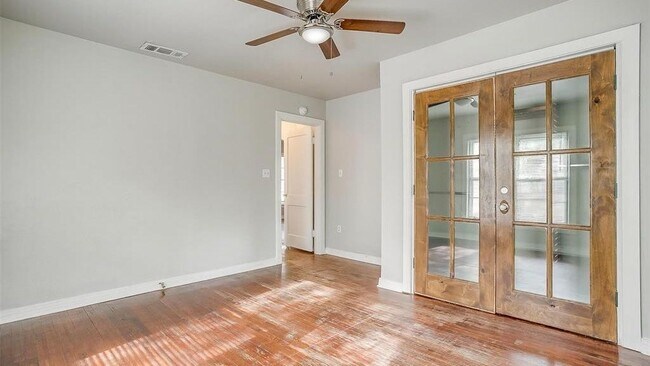 Building Photo - 410 McCarty St