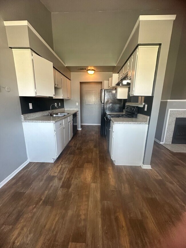 Building Photo - Beuti-ful Town home Ready to Move in!