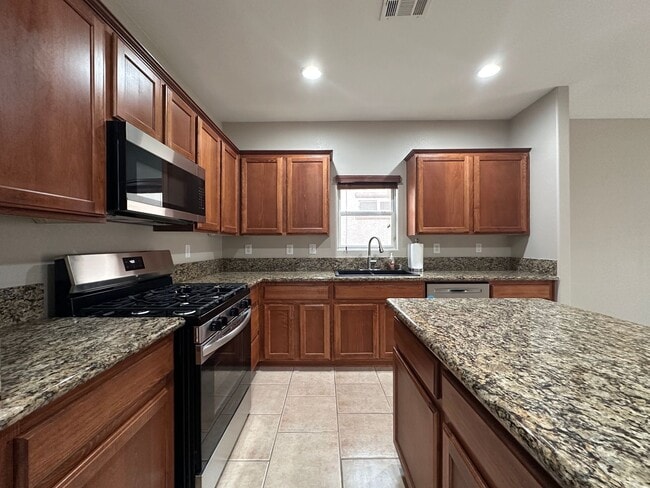 Building Photo - Spacious single story home w/3 beds, 2 bath, den, 2 car garage, near everything.