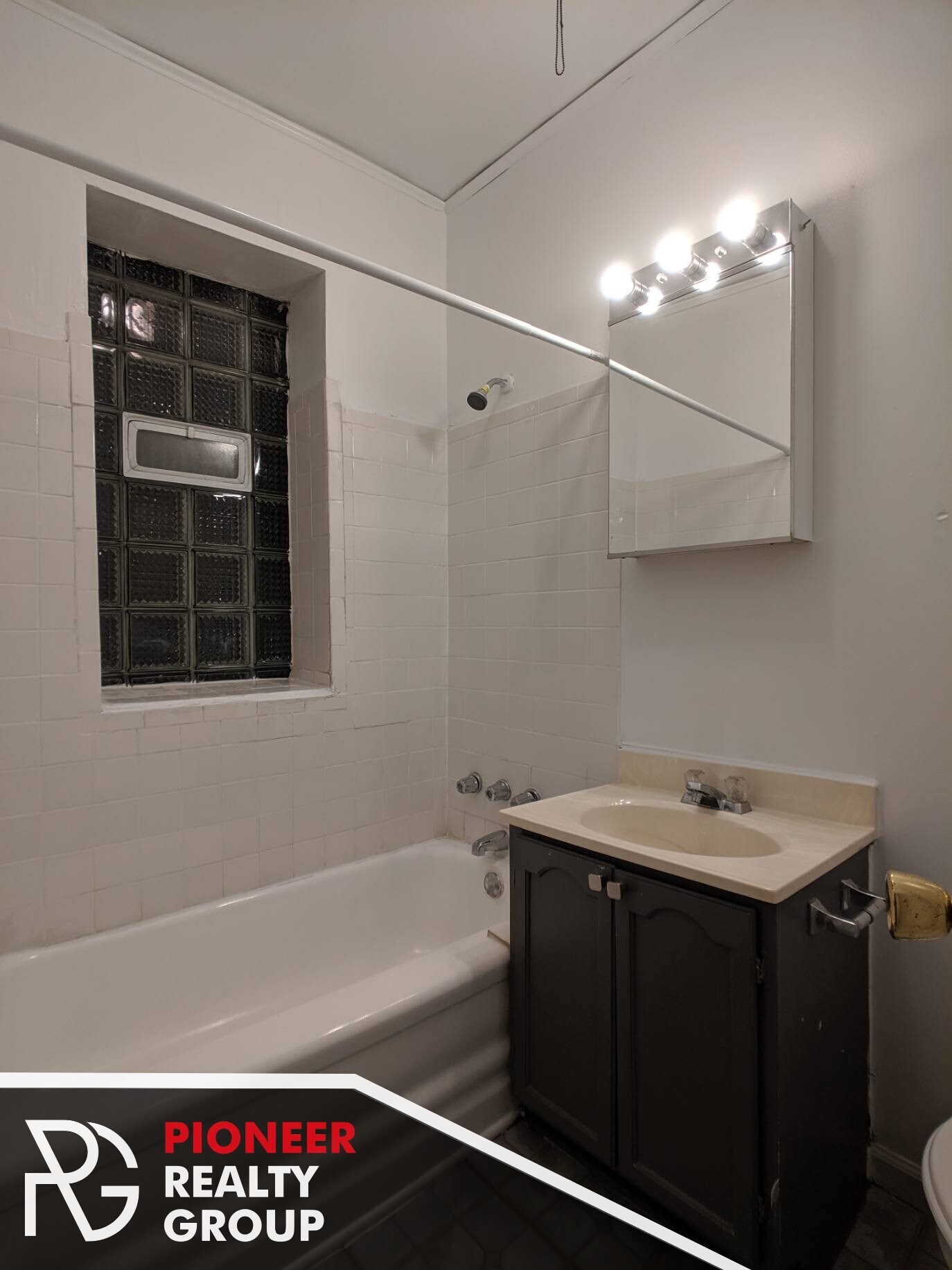 Building Photo - 634 W Barry Ave