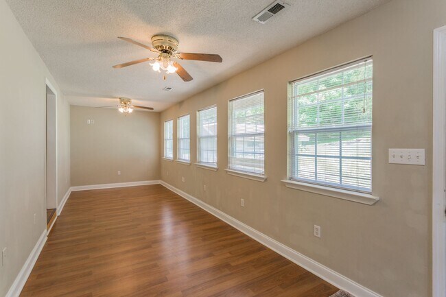 Building Photo - Charming home on River Canyon Drive