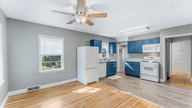 Building Photo - 828 15th St SW