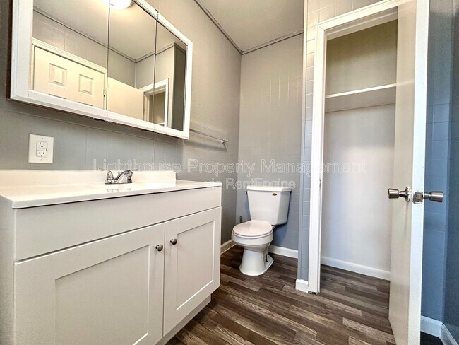 Building Photo - 1461 Leahy St