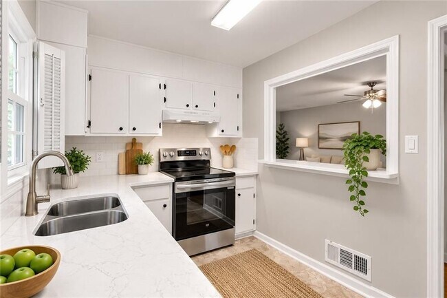 Building Photo - 801 Marstevan Dr NE