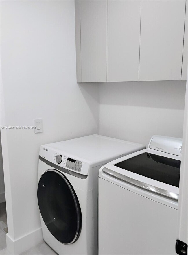 Building Photo - 20615 NE 9th Ct