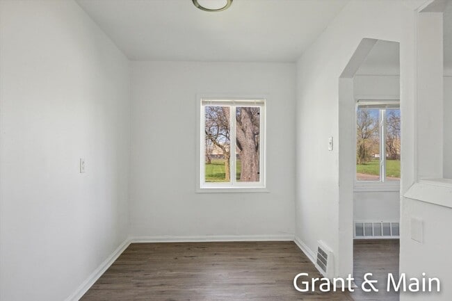 Building Photo - $1249 3 bedroom bungalow