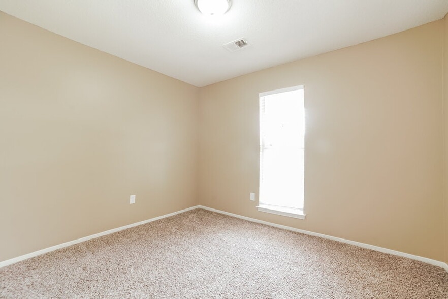 Building Photo - 10674 Oak Leaf Dr
