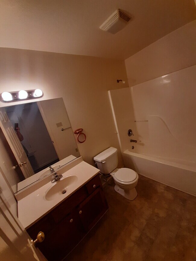 Building Photo - "Charming 2-Bed, 2-Bath Retreat at Butler's Oak – Spacious 924 Sq Ft Living in Jonesboro!"