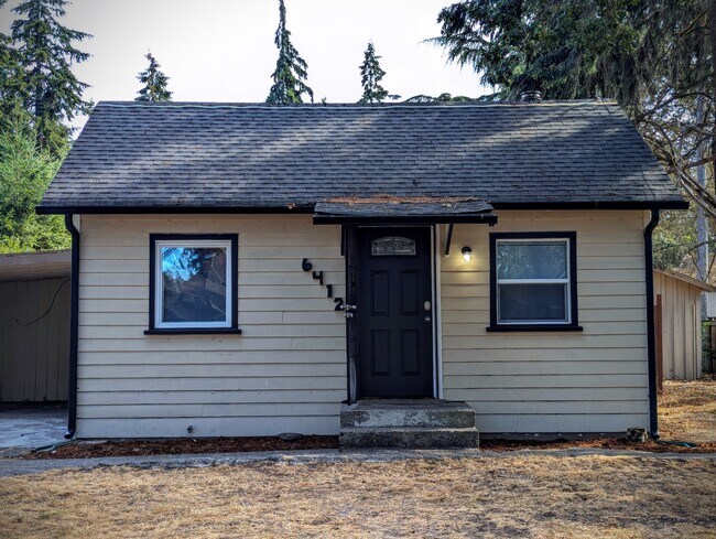 Building Photo - 2 Bed/1 Bath House - 5 min to Lakewood Towne Cntr w/ fenced back