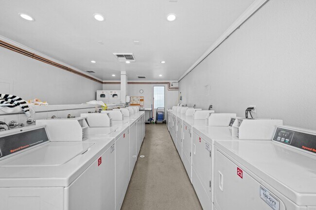 Building Photo - Top-Floor 1-Bedroom Condo with Vaulted Cei...