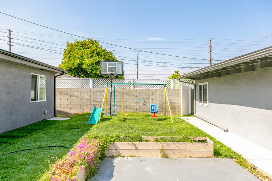 Building Photo - 1527 N Screenland Dr