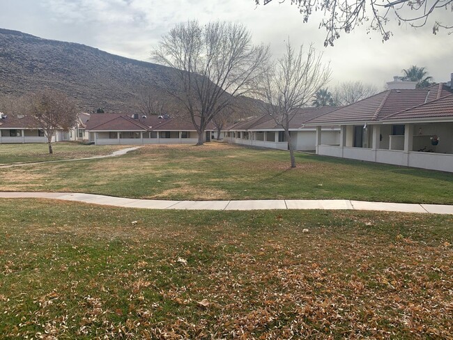 Building Photo - 275 S Valley View Dr