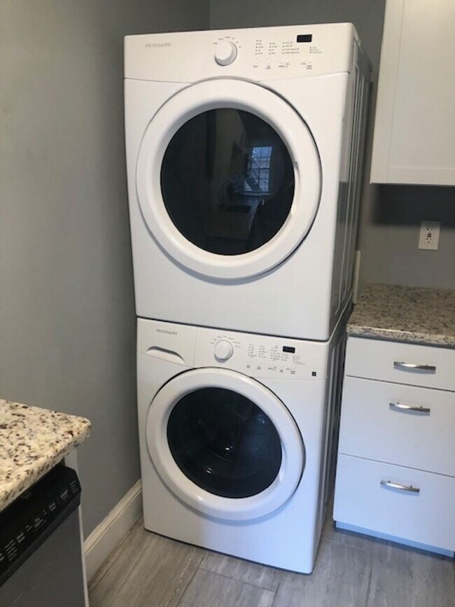 Building Photo - OMO3511-LM