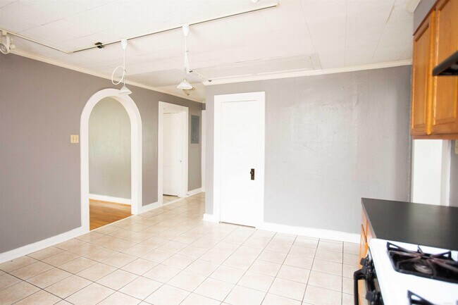 Building Photo - 504 W 33rd St