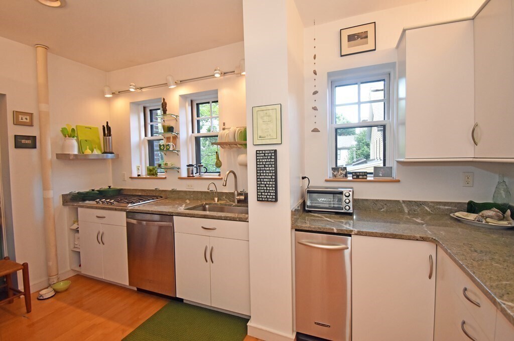 Building Photo - 993 Memorial Dr