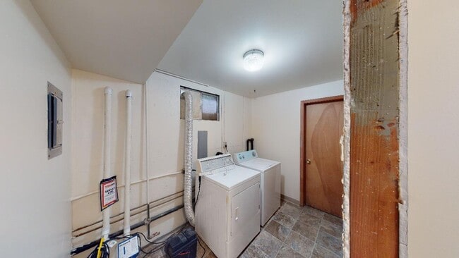 Building Photo - Lake Oswego/ Palisades - Hardwoods, Finished Daylight Basement, Pet Friendly