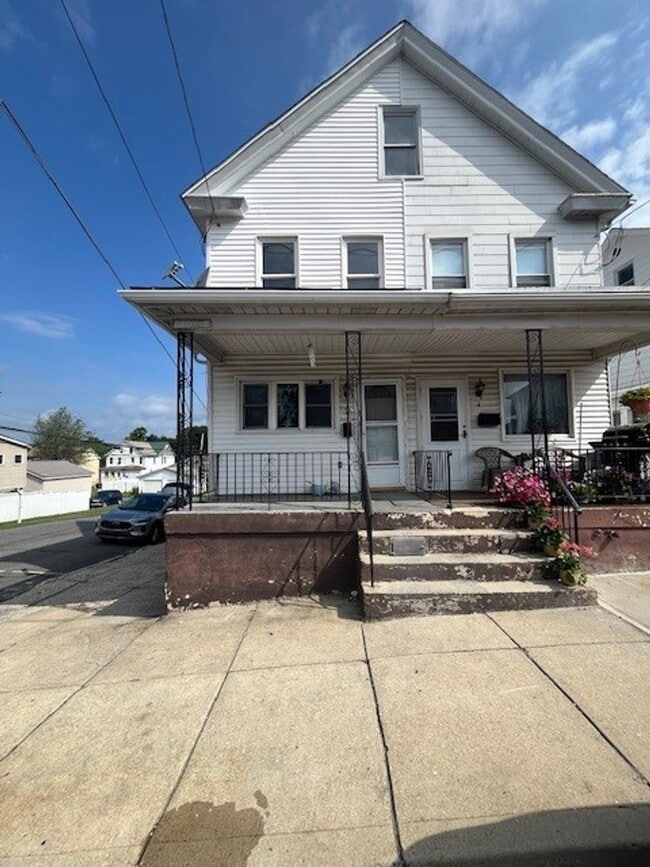 Primary Photo - 3 bedroom 1.5 bathroom