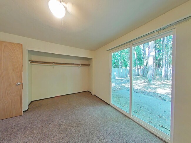 Building Photo - 3 Bedroom Duplex ~ Close to 9th Street ~ P...