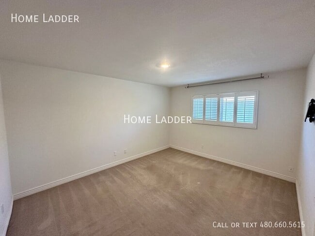 Building Photo - 8084 E Del Laton Dr