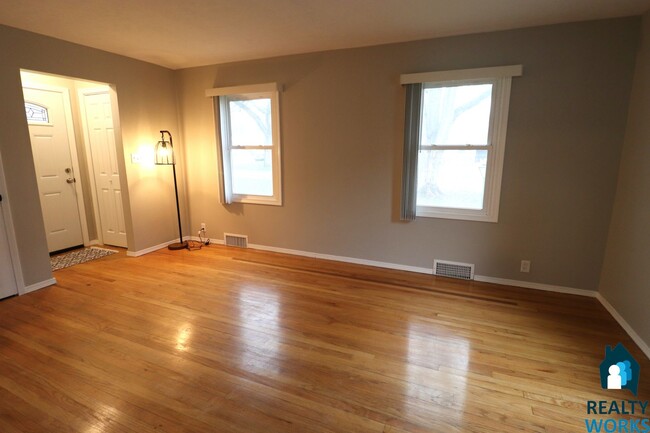 Building Photo - Adorable 3 Bed House!