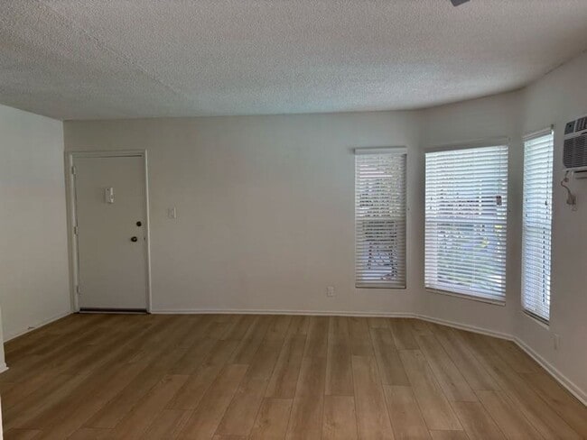 Interior Photo - 1815 N. Harvard Blvd