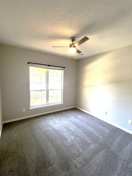 Building Photo - 1600 Sturdivant Dr